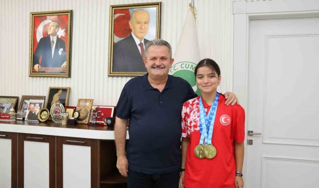 Başkan Koloğlu şampiyonunu ağırladı DÜZCE(İHA) – Cumayeri Belediye Başkanı Mustafa Koloğlu, 71 kiloda toplamda