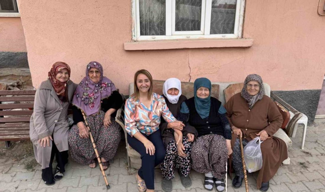 Başkan Tekin’den kadınlara çat kapı ziyaret Pazaryeri Belediye Başkanı Zekiye Tekin, ilçedeki kadınları evlerinde ziyaret ederek,