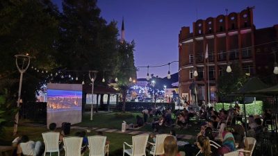 Bilecik’in Bayırköy Beldesi’nde yaz akşamları sinema keyfiyle renklendiriliyor. Bayırköy Belediyesi