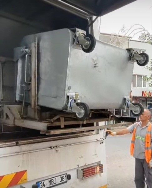 Bayırköy’de çöp konteynerleri düzenli olarak tek tek yıkanıp dezenfekte ediliyor Bayırköy Belediyesi, halk sağlığını korumak ve çevre temizliğini sağlamak amacıyla