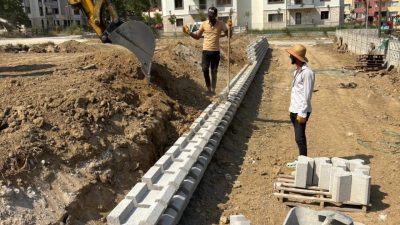 Bayırköy Beldesi’nde bulunan yarı olimpik yüzme havuzu önünde yer alan