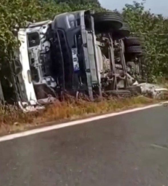 Beton mikseri fındık tarlasına devrildi: Sürücü yaralandı Sakarya’nın Kocaali ilçesinde sürücüsünün kontrolünden çıkan beton mikseri, fındık tarlasına