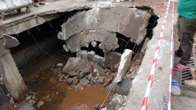 Kocaeli’nin İzmit ilçesinde hafriyat kamyonu seyir halindeyken beton zeminin çökmesi