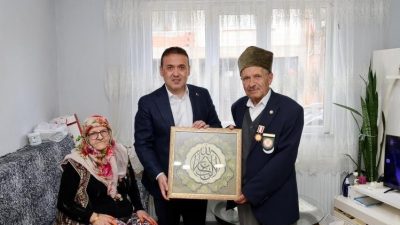 Bilecik Valisi Faik Oktay Sözer, Pazaryeri ilçesinde yaşayan Kıbrıs gazisi