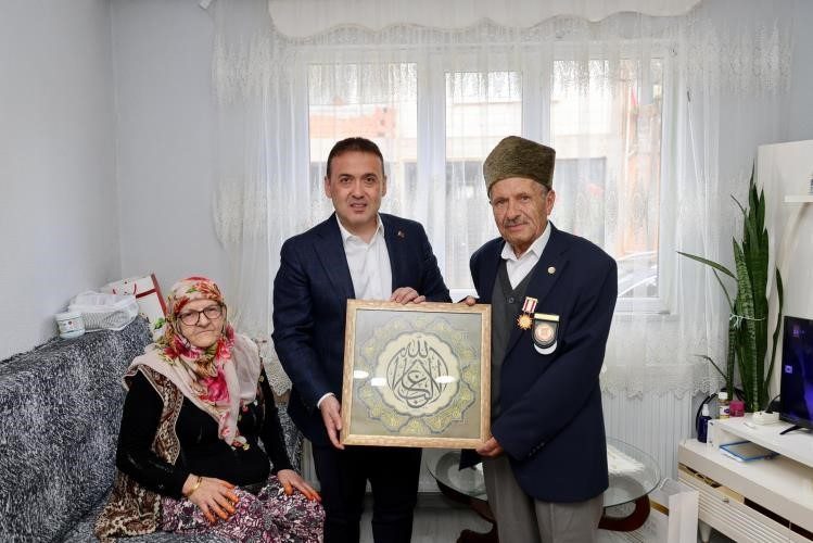 Bilecik Valisi’nden anlamlı buluşma Bilecik Valisi Faik Oktay Sözer, Pazaryeri ilçesinde yaşayan Kıbrıs gazisi