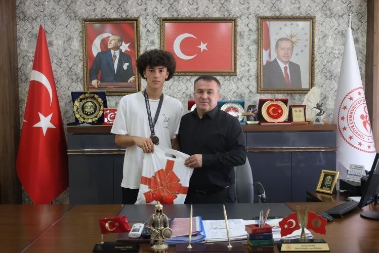 Bilecikli atlet Kurtuluş Bilir’den büyük başarı Bilecikli atlet Kurtuluş Bilir, İstanbul’da düzenlenen 38. Sadi Gülçelik yarışmalarında
