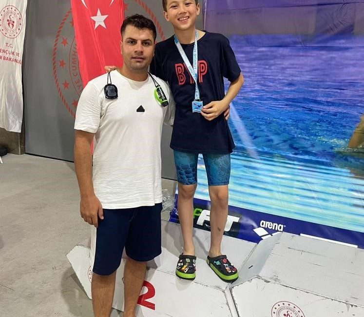 Bilecikli yüzücüden bölge ikinciliği başarısı Bolu Olimpik Kapalı Yüzme havuzunda düzenlenen 10-11-12 Yaş İkinci Etap