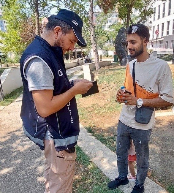 Bilecik’te düzensiz göçle mücadeleye yönelik huzur uygulaması 869 kişi sorgulandı Bilecik İl Emniyet Müdürlüğü, düzensiz göç ve göçmen kaçakçılığıyla mücadele