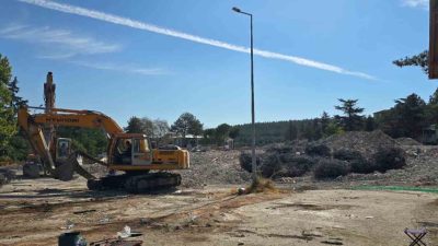 Bilecik’te yıllardır atıl durumda bulunan eski devlet hastanesinin yıkım çalışmaları