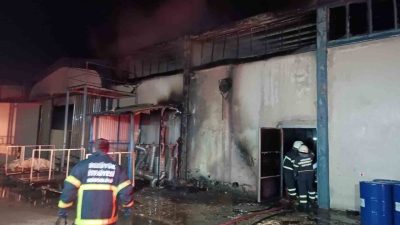 Bilecik’in Bozüyük ilçesindeki İDAŞ Fabrikası’nda gece yarısı yangın çıktı. Fabrikanın