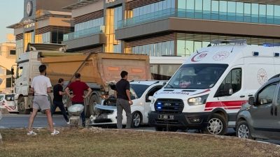 Bilecik’te kamyonet ile çekicinin karıştığı trafik kazasında 3 kişi yaralandı.