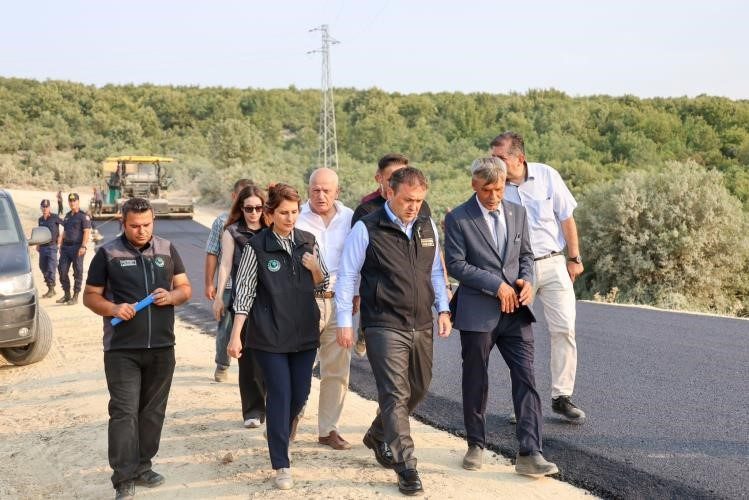 Bilecik’te köy yollarına asfalt serim çalışmaları yapılıyor Bilecik Valisi Faik Oktay Sözer, merkez ilçeye bağlı Abadiye Köyü’nde