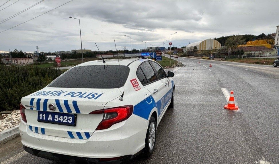 Bilecik’te meydana gelen trafik kazasında 2 kişi yaralandı Bilecik’te meydana gelen trafik kazasında 2 kişi yaralandı. Kaza; Bilecik-Bursa-Yenişehir