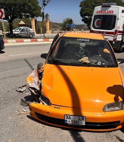 Bilecik’te otomobil aydınlatma direğine çarptı: 2 yaralı Bilecik’te seyir halindeyken kontrolden çıkan otomobilin aydınlatma direğine çarpması sonucunda