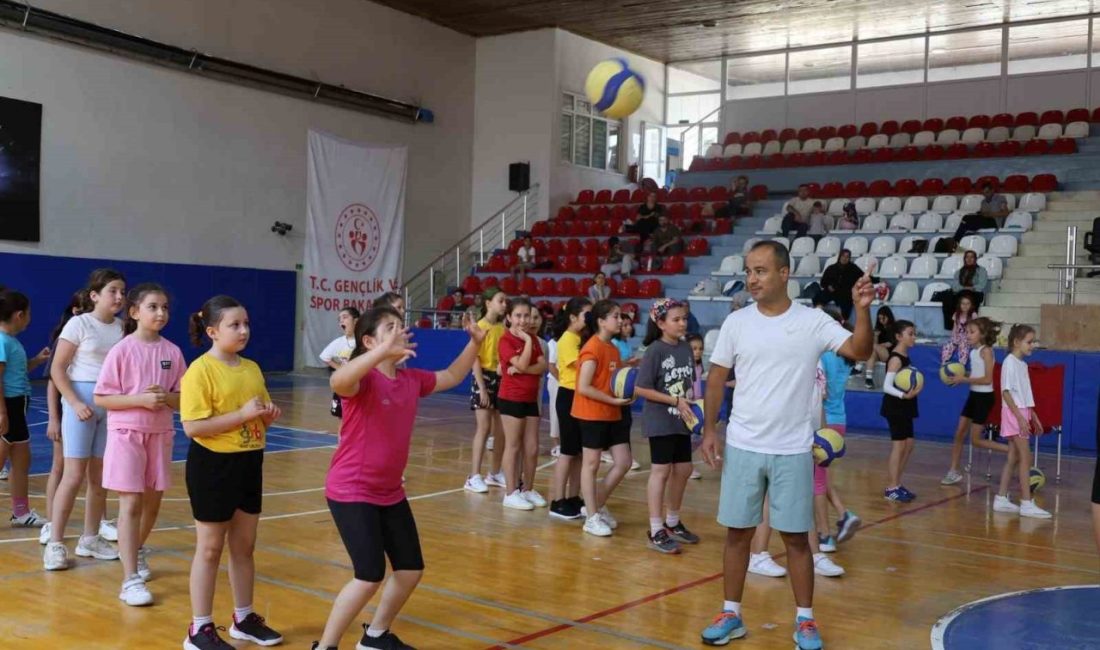 Bilecik’te yaz voleybolu devam ediyor Bilecik Atatürk Spor Salonu’nda, GSB Yaz Spor Okulları kapsamında düzenlenen