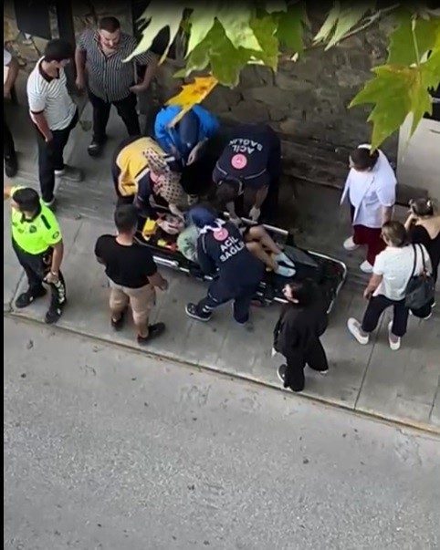 Bilecik’te yola koşarak fırlayan çocuğa motosiklet çarptı Bilecik’te yolun karşısına koşarak geçmeye çalışırken motosiklet çarpması sonucu yaralanan