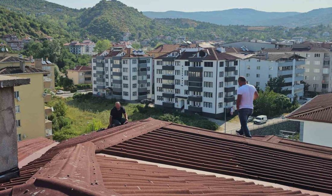 Binanın çatısına çıkan alkollü şahsı ikna etmek için 3 saat çabaladılar Kastamonu’nun Cide ilçesinde 5 katlı binanın çatısına çıkarak intihar girişiminde