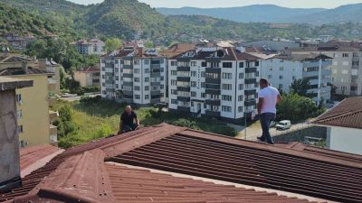 Kastamonu’nun Cide ilçesinde 5 katlı binanın çatısına çıkarak intihar girişiminde