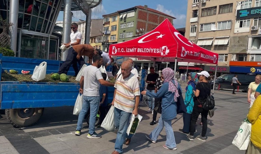 Kocaeli Sivaslılar Dernek Federasyonu Başkanı Zafer Dolu, satışı yapılan karpuzları