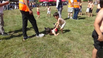 Bolu’nun Mudurnu ilçesinde Örencik köyünde düzenlenen Hacet Bayramı’nda minik pehlivanların