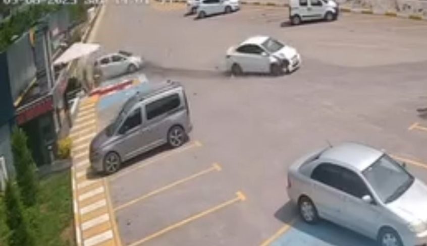 Bolu Dağı’nda otomobil, işletme otoparkına daldı Bolu Dağı’nda kontrolden çıkan bir otomobil, yol kenarındaki bir işletmenin