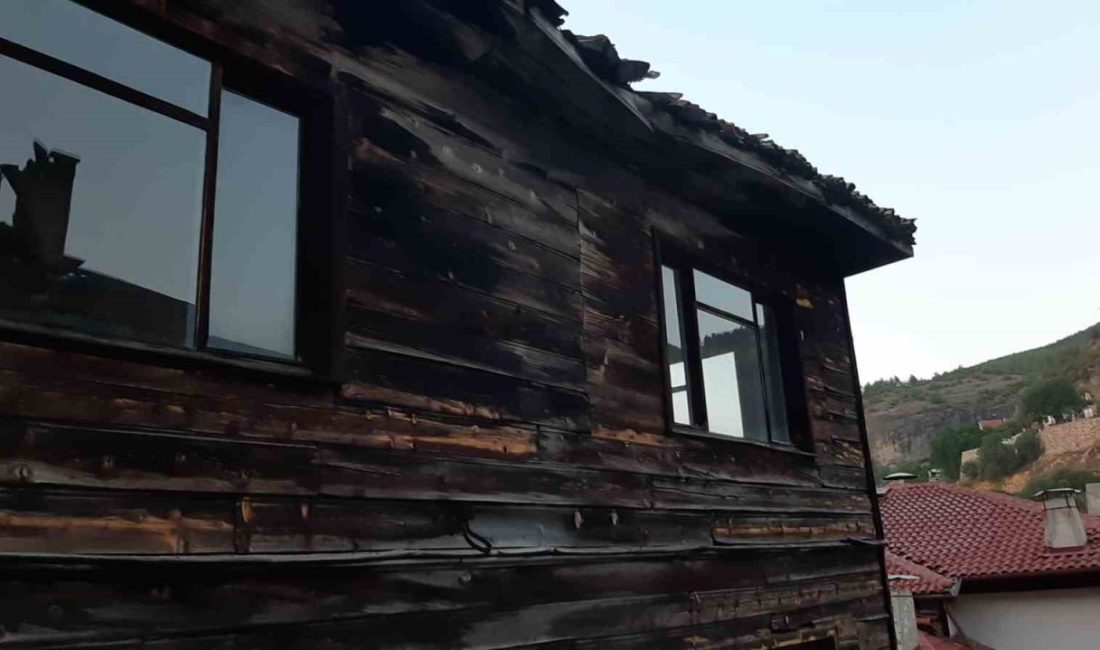 Bolu’nun Mudurnu ilçesinde 3 katlı evin çatı katında çıkan yangın,