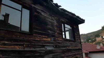 Bolu’nun Mudurnu ilçesinde 3 katlı evin çatı katında çıkan yangın,