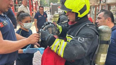 Bolu’da 5 katlı bir apartmanın 1’inci katında çıkan yangın itfaiye