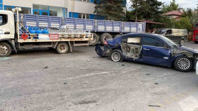 Bolu’da tüp yüklü kamyonun karıştığı 3 araçlı trafik kazası maddi