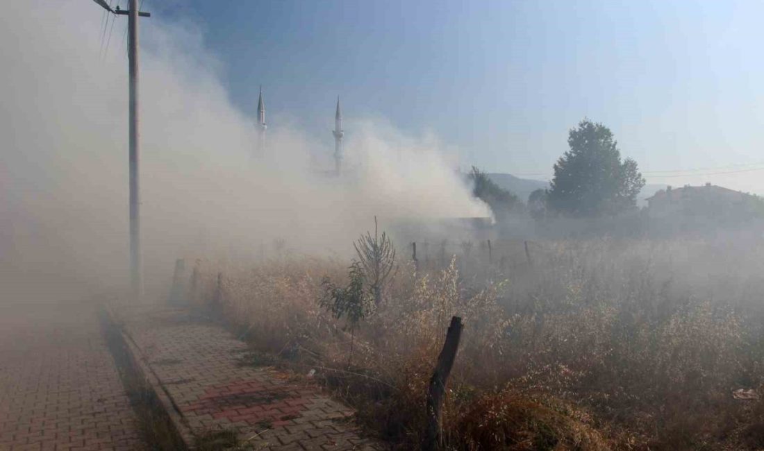Bolu’da bir hurda deposunda çıkan yangında dumanlar gökyüzünü kaplarken, alevler