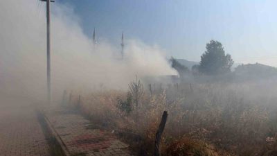 Bolu’da bir hurda deposunda çıkan yangında dumanlar gökyüzünü kaplarken, alevler