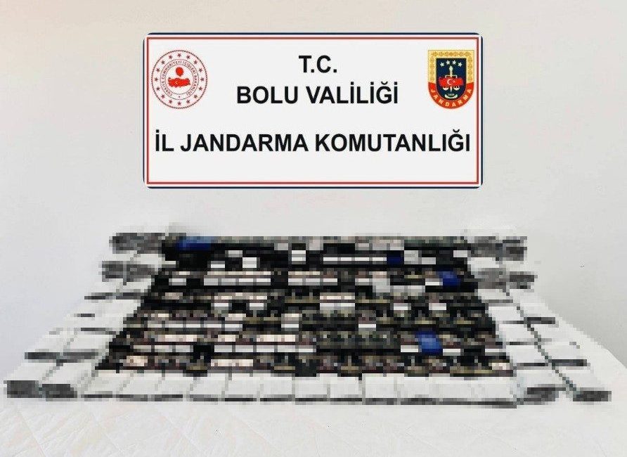 Bolu’da kaçak sigara operasyonu: Binlerce kaçak ürün ele geçirildi Bolu İl Jandarma Komutanlığı ekipleri, tarafından sigara kaçakçılığına yönelik düzenlediği