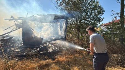 Bolu’nun Yeniçağa ilçesinde otluk alanda çıkan yangında 2 katlı ahşap
