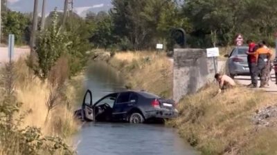Bolu’nun Kasaplar Mahallesi’nde kontrolden çıkan otomobil, sulama kanalına uçtu. Suya