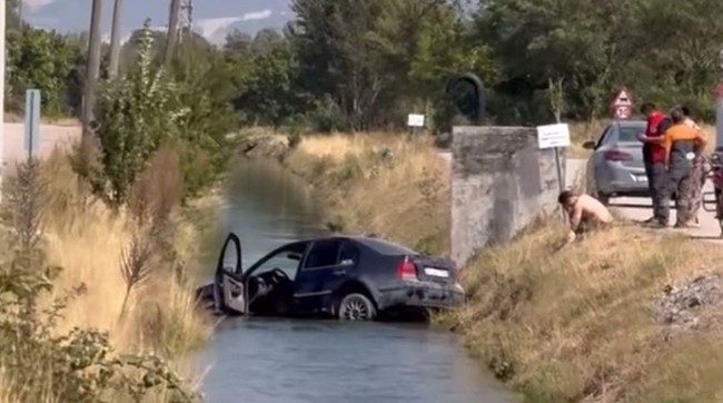 Bolu’nun Kasaplar Mahallesi’nde kontrolden çıkan otomobil, sulama kanalına uçtu. Suya