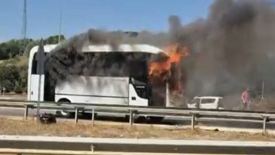 Bolu’da D-100 kara yolunda seyir halindeki yolcu midibüsü, motor kısmından