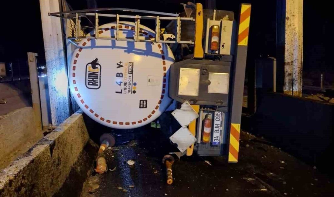 Bolu’nun Gerede ilçesinde TEM Otoyolu gişelerine çarpan tanker devrildi. Meydana