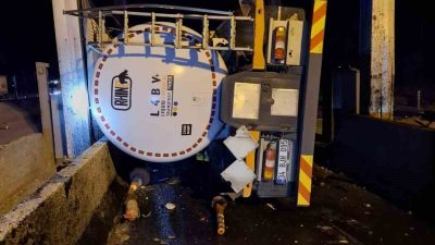 Bolu’nun Gerede ilçesinde TEM Otoyolu gişelerine çarpan tanker devrildi. Meydana