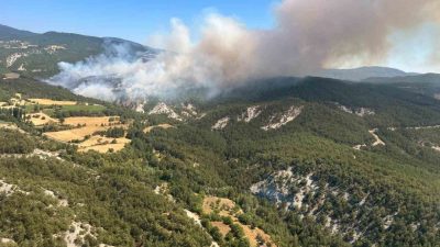Bolu’da arazide çıkarak ormana sıçrayan yangına, çok sayıda araçla havadan