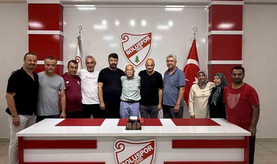 Boluspor’da 20 yıl görev yapan kulüp müdürü emekli oldu Boluspor Kulübü’nde 20 yıldır kulüp müdürlüğü görevini yürüten Yaşar Yağdı,