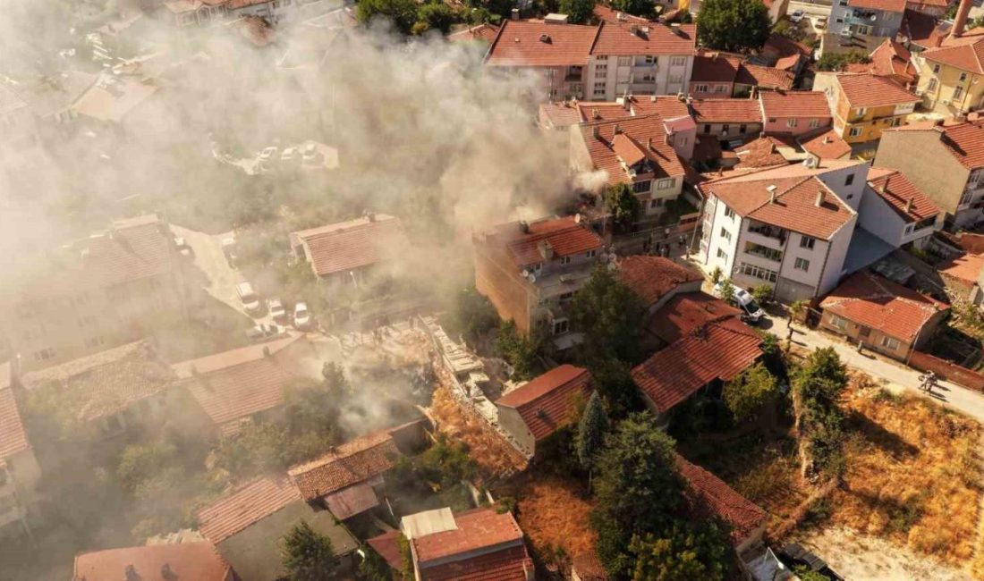 Bozüyük’te müstakil evde çıkan yangın ekipler tarafından söndürüldü Bilecik’ in Bozüyük ilçesinde müstakil evde çıkan yangın itfaiye ekiplerinin