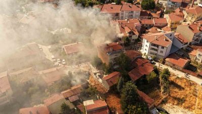Bilecik’ in Bozüyük ilçesinde müstakil evde çıkan yangın itfaiye ekiplerinin