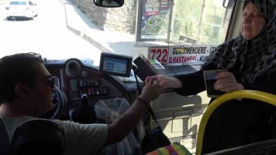 Kocaeli’nin Gölcük ilçesinde özel halk otobüsü şoförü, yevmiyesinden yolculara ücretsiz