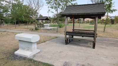 Çayırova Belediyesi Park ve Bahçeler Müdürlüğü ekipleri, halı sahaların çevresinde,