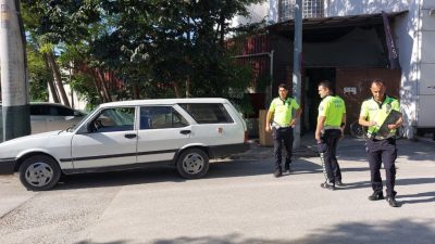 Sakarya’nın Akyazı ilçesinde çekme belgeli otomobil, başka bir aracın plakasıyla