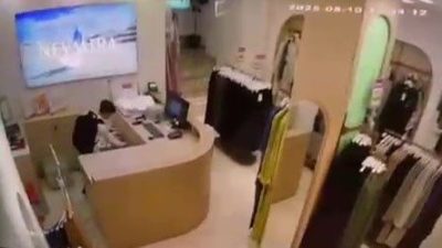 Kocaeli’nin Gebze ilçesinde giyim mağazasına giren çocuk, kasaya yönelip çekmeceleri