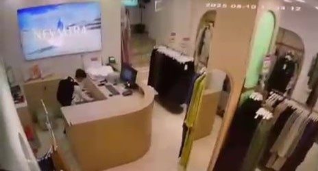 Çocuğun cep telefonu hırsızlığı kamerada Kocaeli’nin Gebze ilçesinde giyim mağazasına giren çocuk, kasaya yönelip çekmeceleri