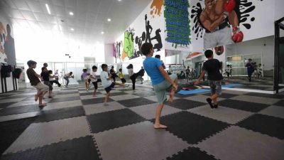 Çayırova Belediyesi tarafından düzenlenen Yaz Spor Okulları’nda, futbol, basketbol, voleybol,