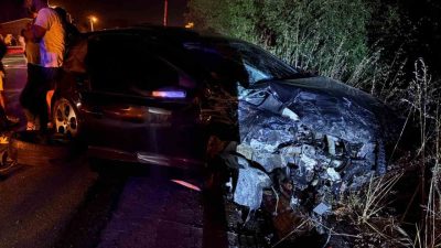 Sakarya’nın Hendek ilçesi D-100 karayolunda iki otomobilin kafa kafaya çarpıştığı