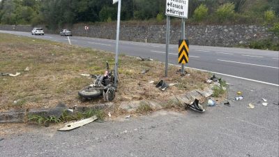 Sakarya’nın Karasu ilçesi D-650 kara yolunda otomobil ile elektrikli bisikletin